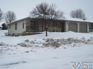 606 Fairway Dr, Dell Rapids, SD 57022