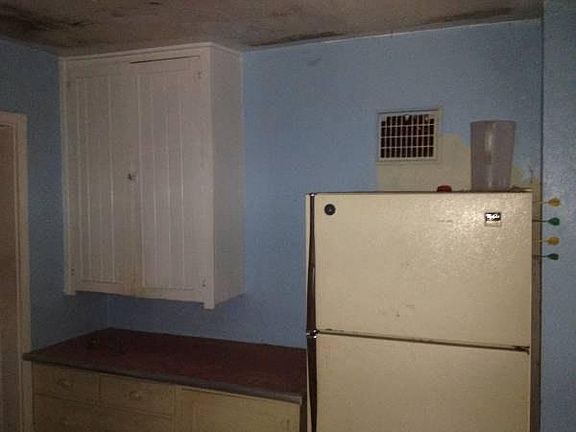 2nd image of 208 6th St