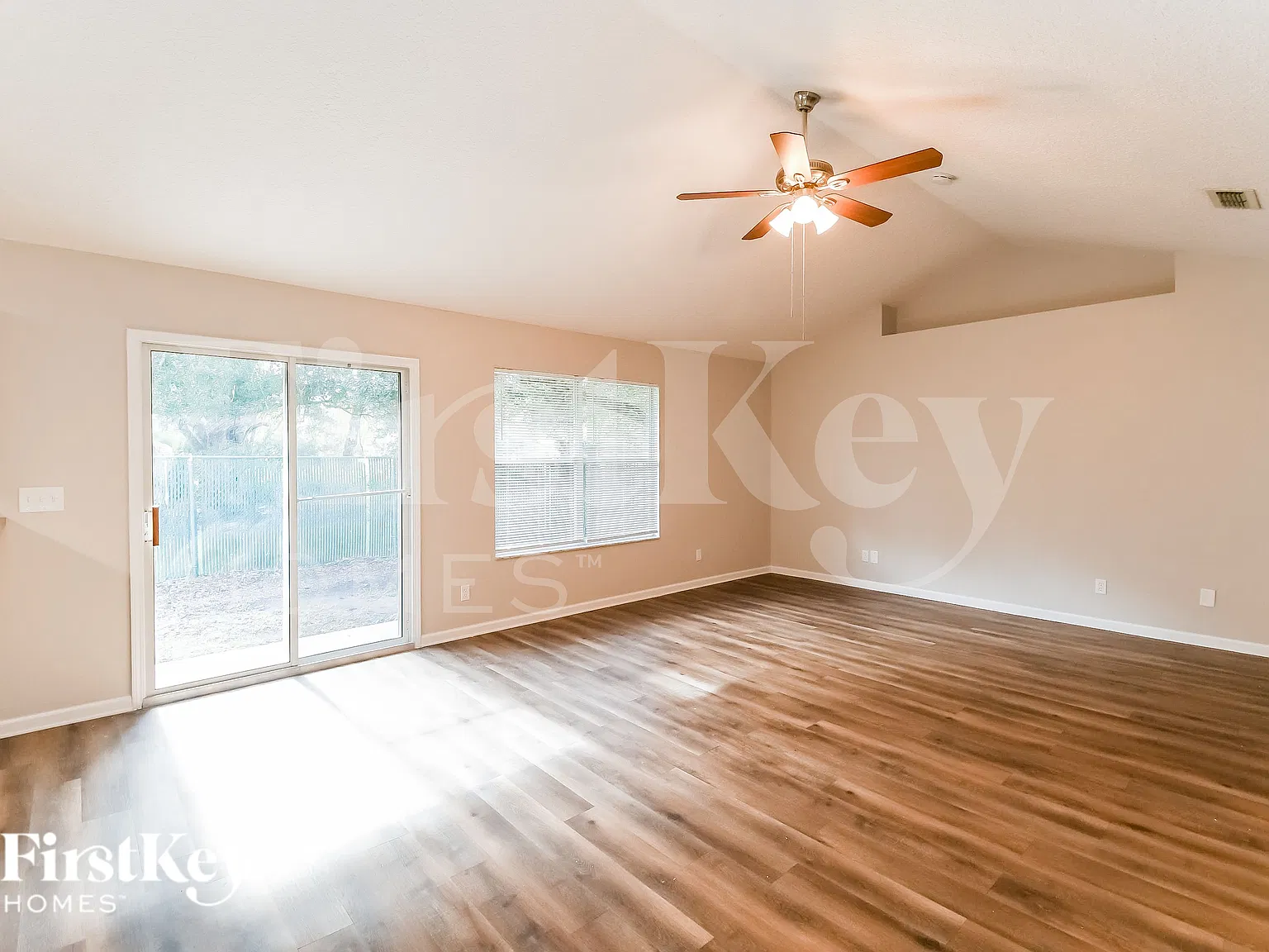 3 bed, 2.0 bath, 1415 sqft, $1,570 — Photo 3