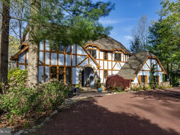 4 Meadowbrook Dr, Shamong, NJ 08088