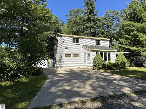 2nd image of 2443 Valley Rd