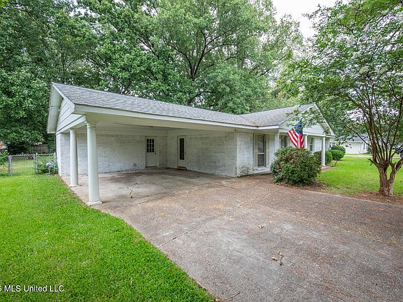 3rd image of 702 Cypress Rd