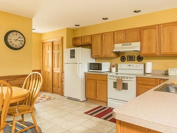 4th image of 28 Balsam Crest Ln #D