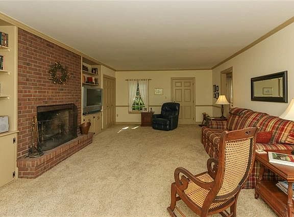 5th image of 515 Emerson Dr