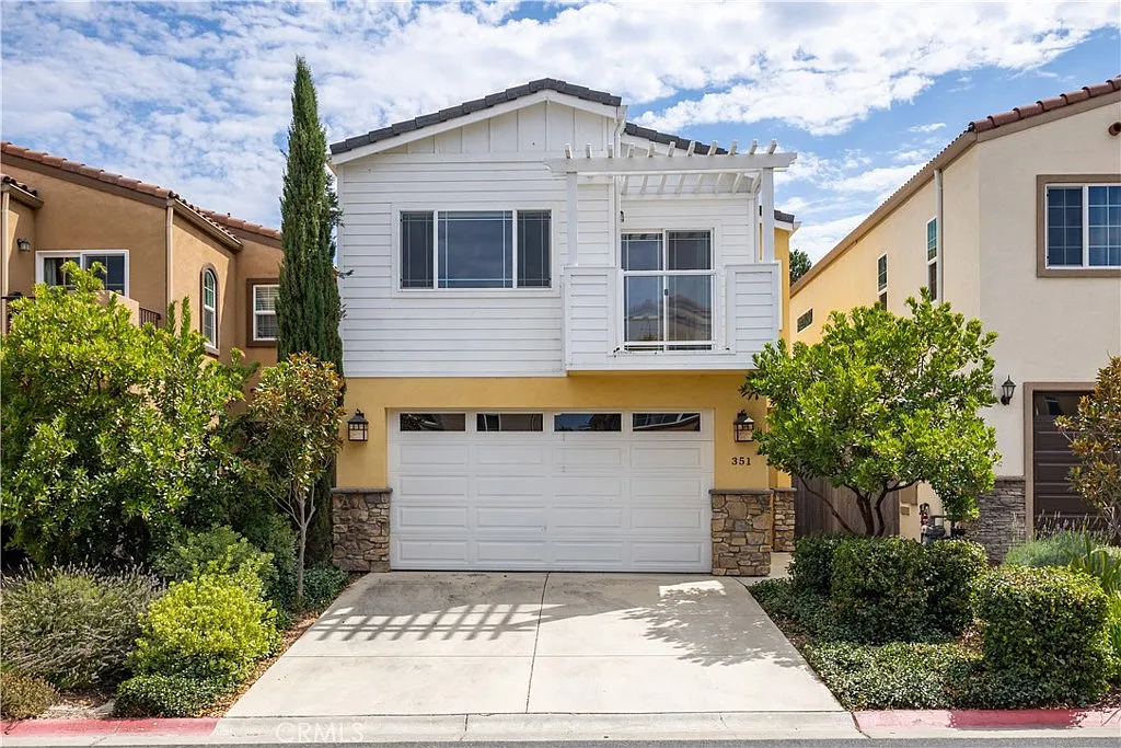 3 bed, 2.5 bath, 1396 sqft, $3,300 — Photo 1