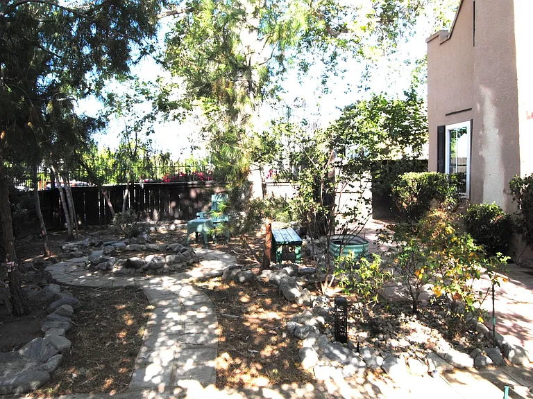114 Flower St — Photo 2