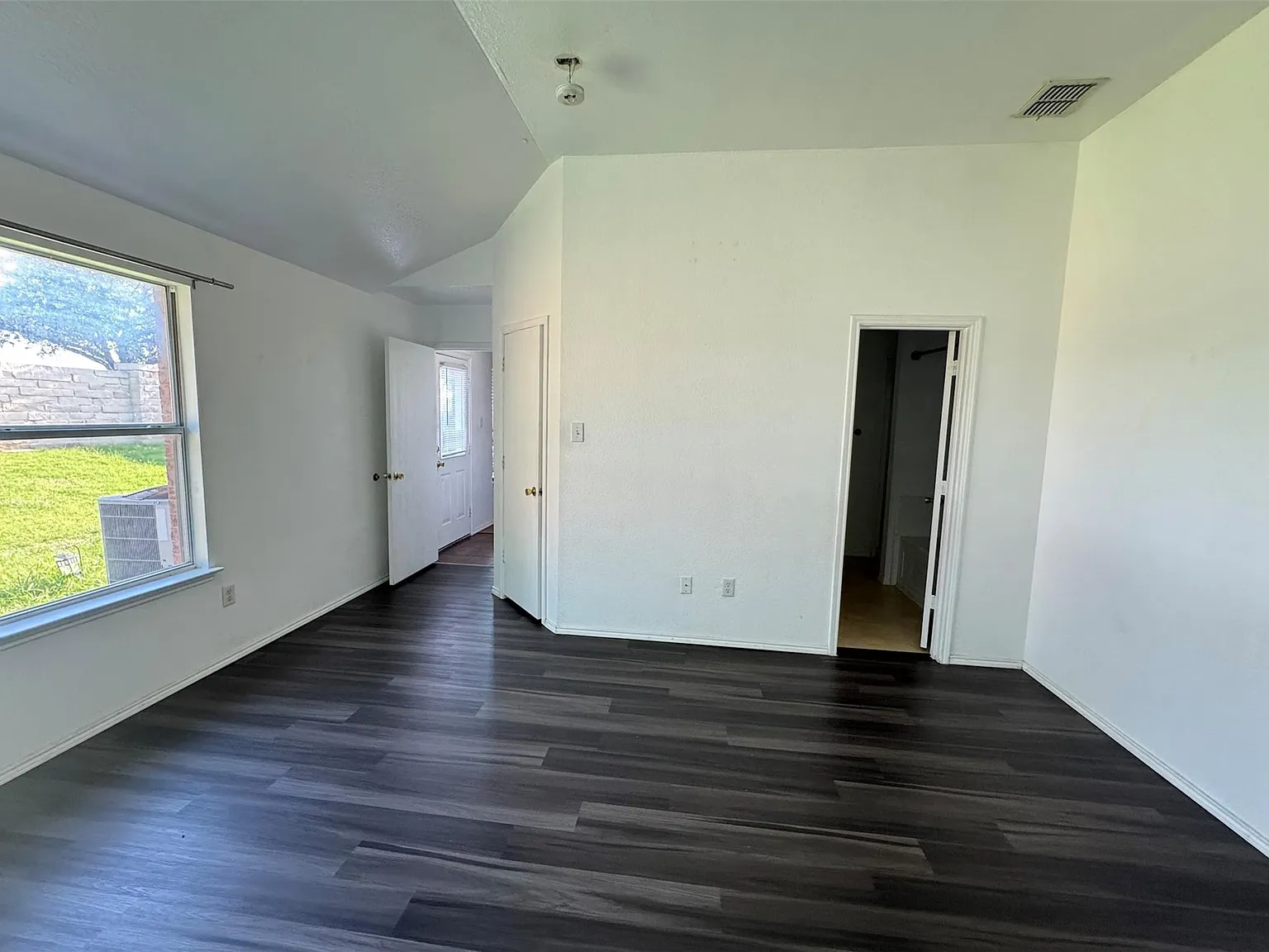 3 bed, 1401 sqft, $1,900 — Photo 3
