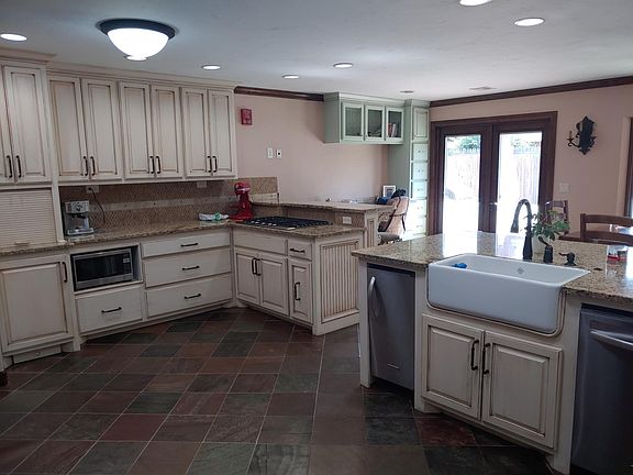 4th image of 1809 N Glade Ave