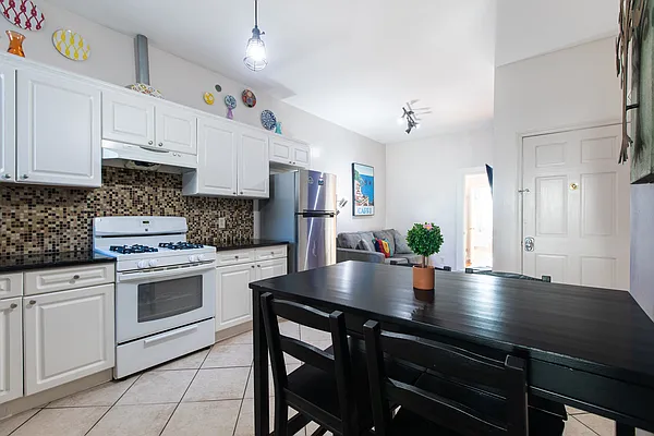 Rented by Apple Realty Group Corp | media 5