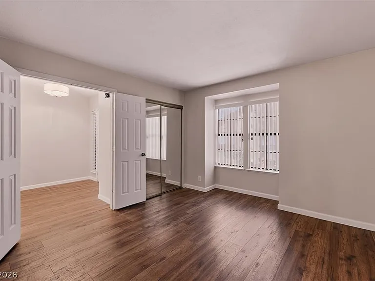 2410 Pickwick Dr — Photo 12