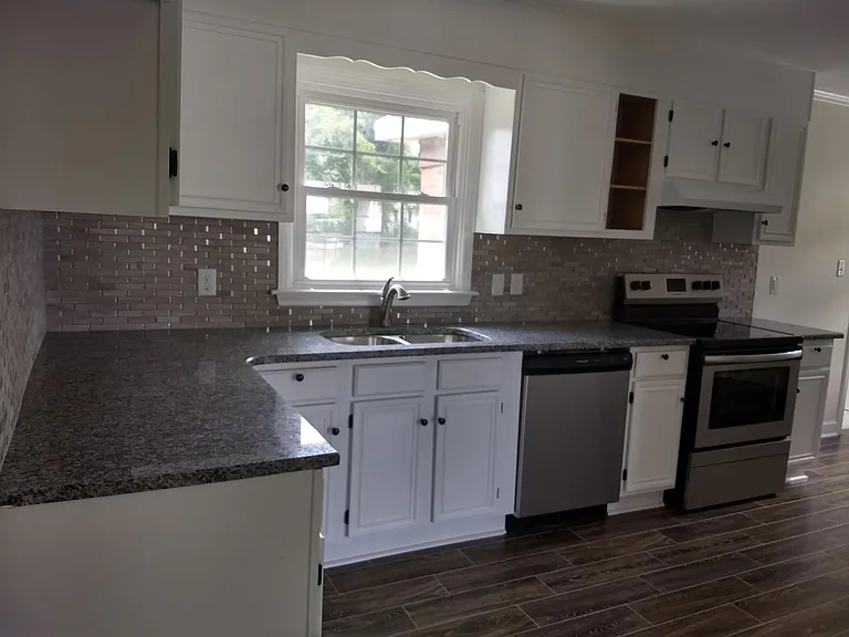 1112 Ardmore Dr — Photo 4