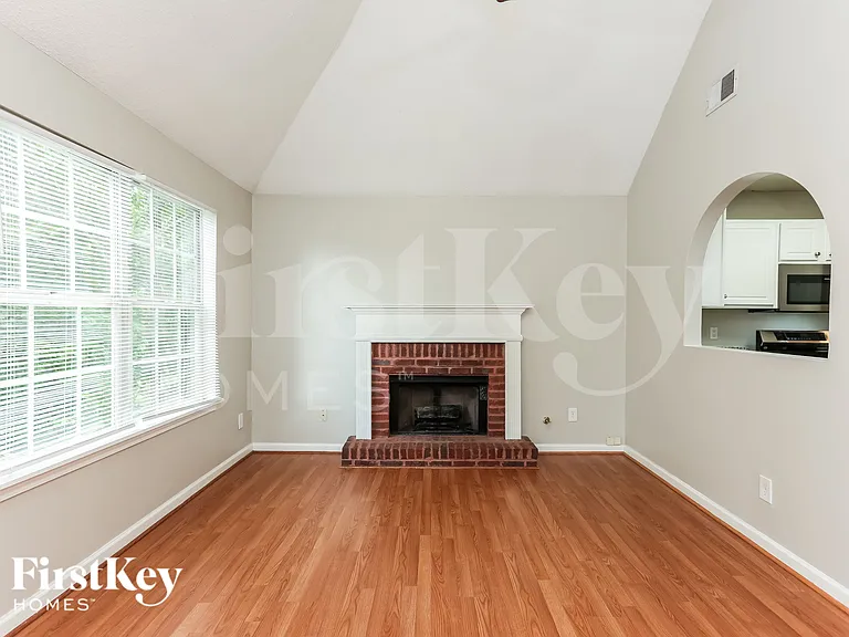 721 Peteywood Dr — Photo 3