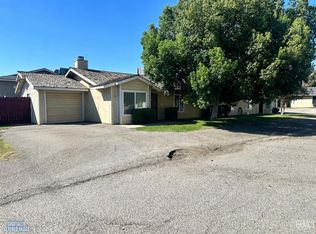 6011 Hill Dale Plz, Bakersfield, CA 93306