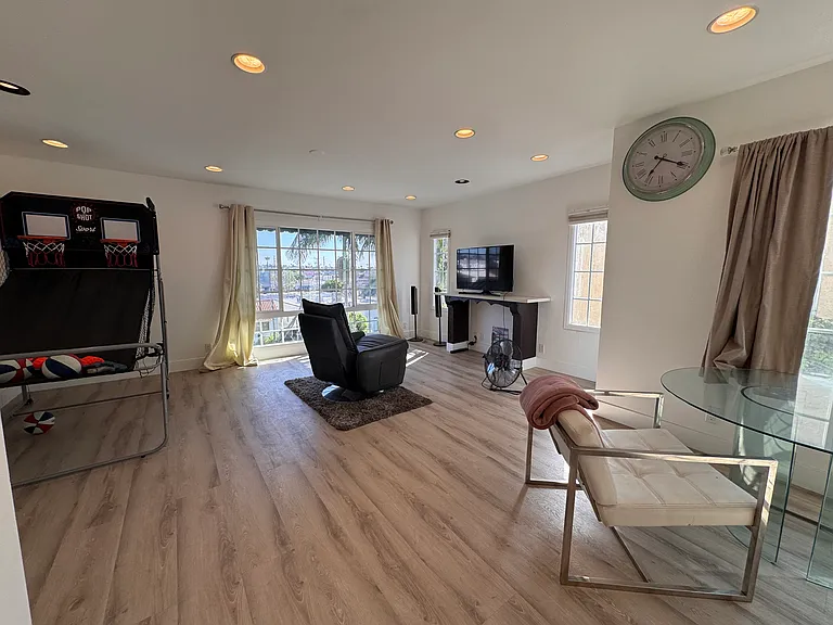 1339 S Mansfield Ave — Photo 3
