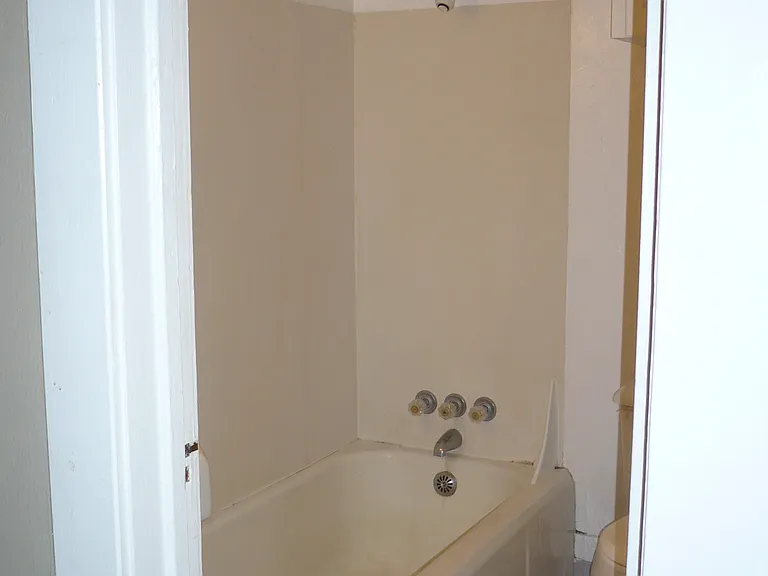 227 NW 11th St #4 — Photo 11