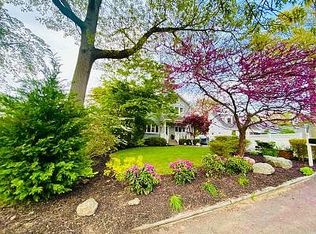 12 Oak Crest Dr, Huntington Station, NY 11746