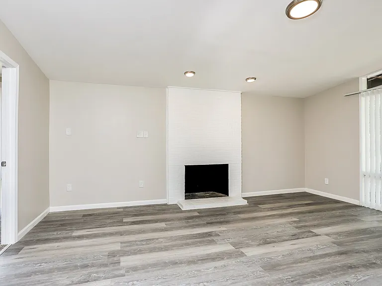 1438607_018_living_room_12931208.jpg