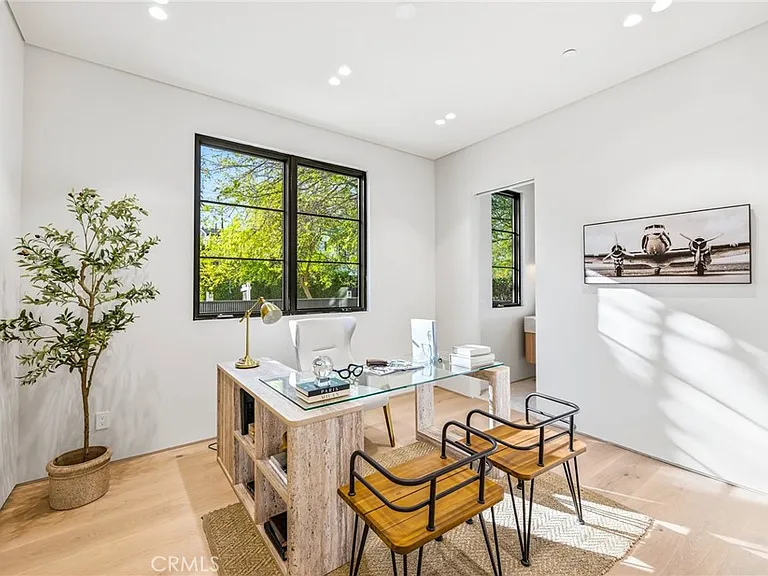 4900 Valjean — Photo 31