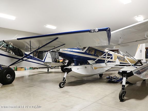 5th image of 322 Airport Dr