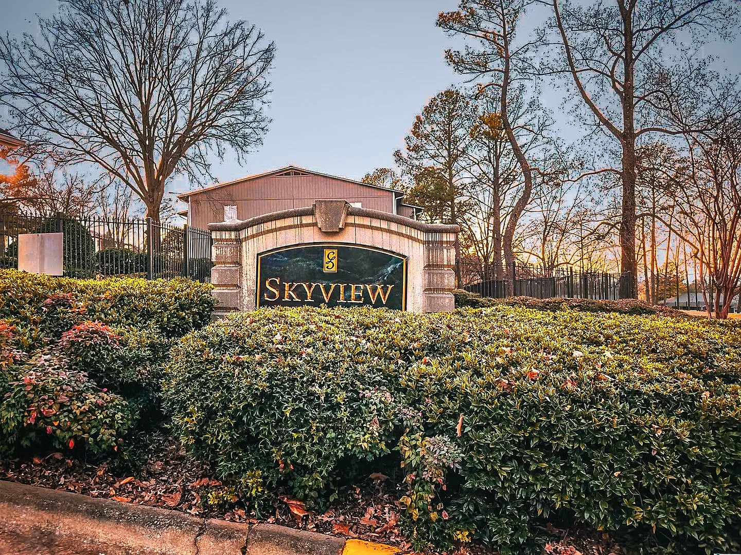 Updated Comfort at Skyview! — Photo 2