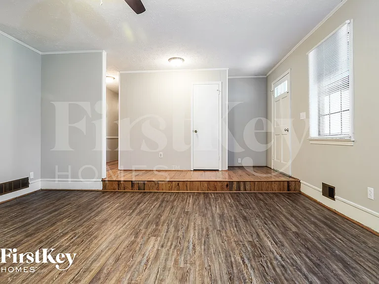 3704 Newport Dr — Photo 4