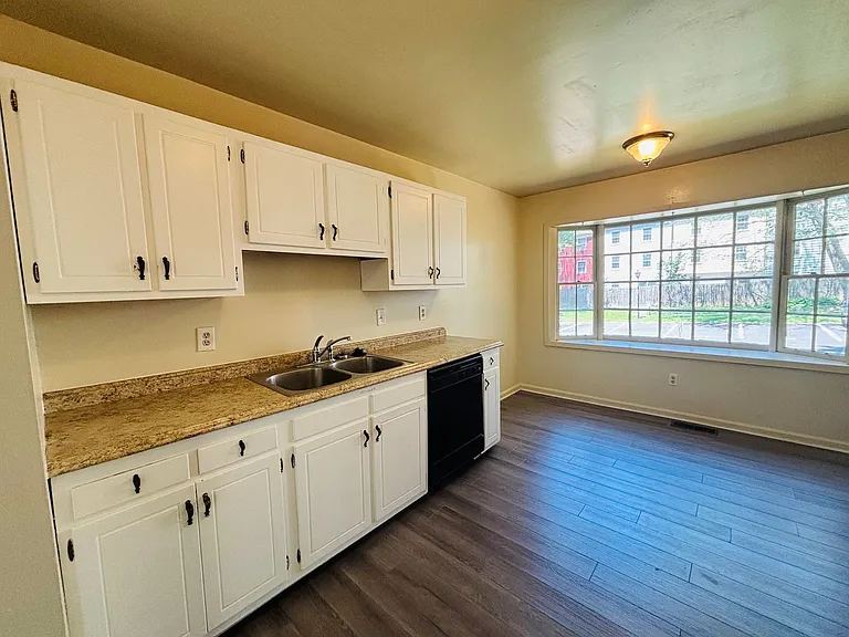 105 Sherwood Ct — Photo 7