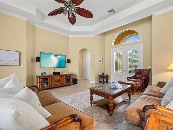 975 Tivoli Ct, Naples, FL 34104