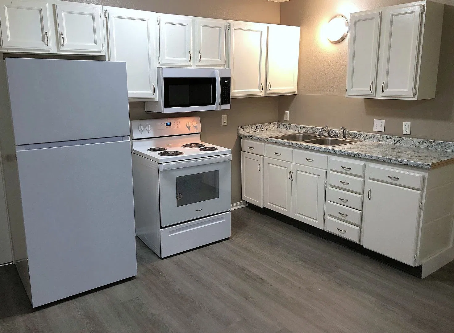 418 Pottawatomie St — Photo 3