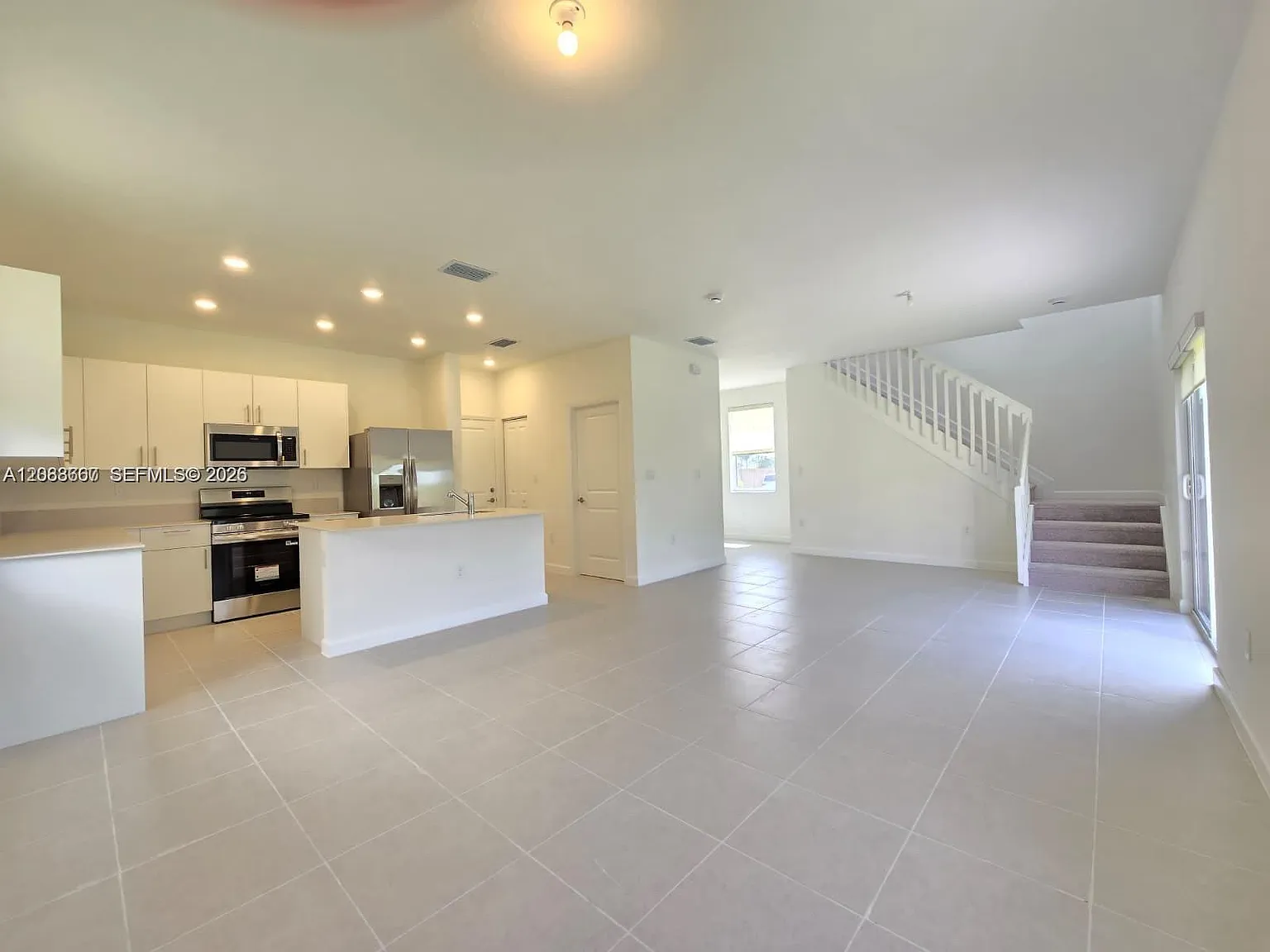 4 bed, 2.5 bath, 2002 sqft, $3,450 — Photo 4