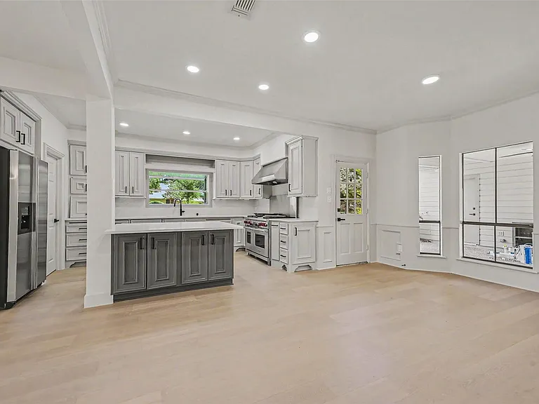 507 Commodore Way — Photo 3