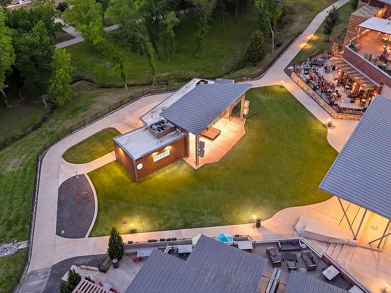 HUB 121 elevates your options even further, offering premier chef-driven restaurants, wine bars, and an additional family-friendly concert stage for live weekend music