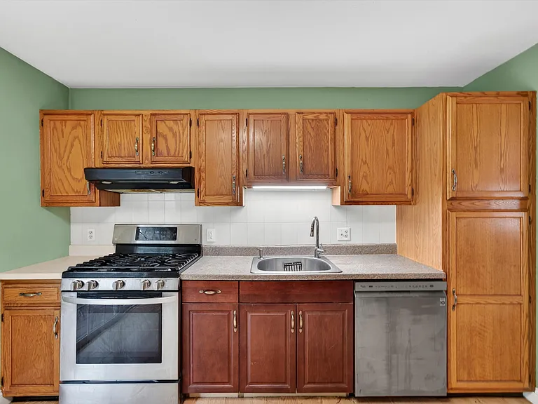 76 Maureen Dr — Photo 9