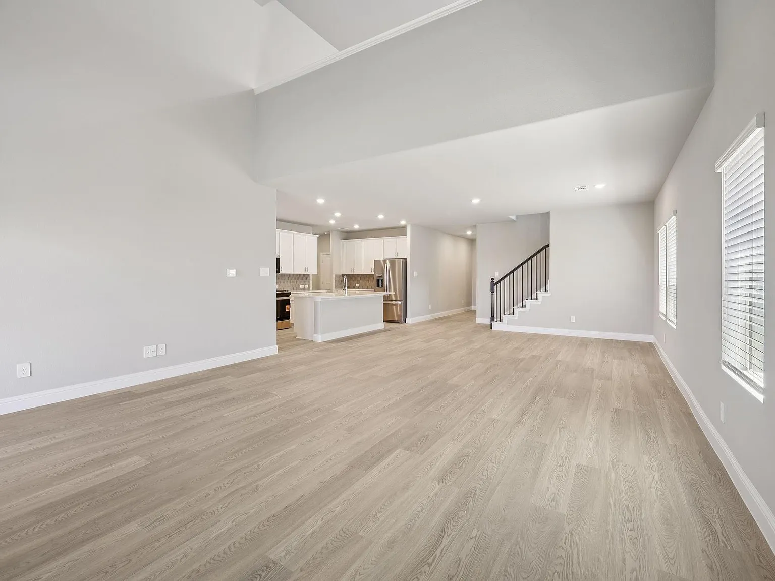 5 bed, 3627 sqft, $3,295 — Photo 4