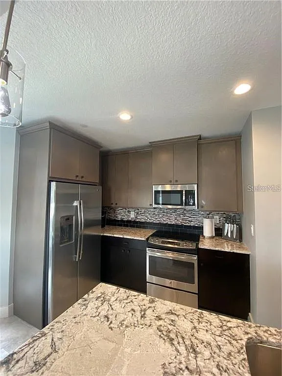 2 bed, 2.0 bath, 1028 sqft, $4,500 — Photo 4