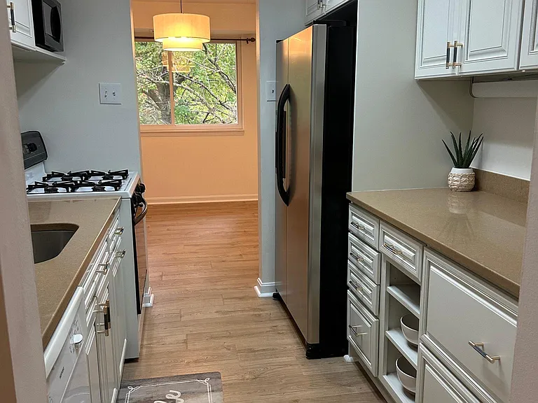 217 Victor Pkwy #G — Photo 11