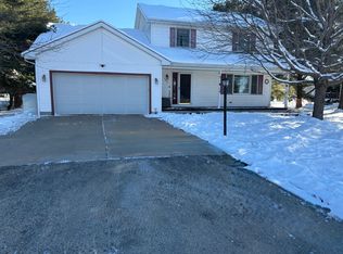 106 Windward Ln, Rochelle, IL 61068