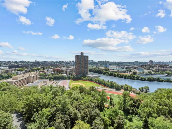 555 Kappock Street image 2 of 20