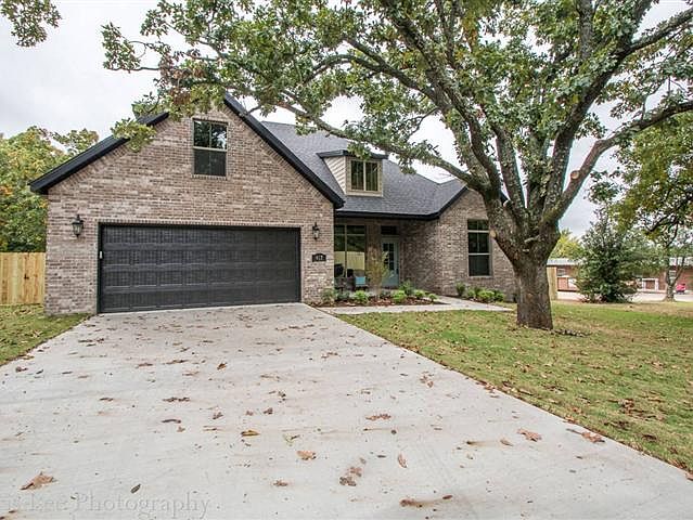 1st image of 917 E Oaks Manor Dr