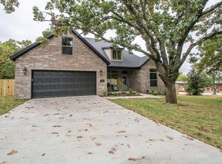 917 E Oaks Manor Dr, Fayetteville, AR 72703