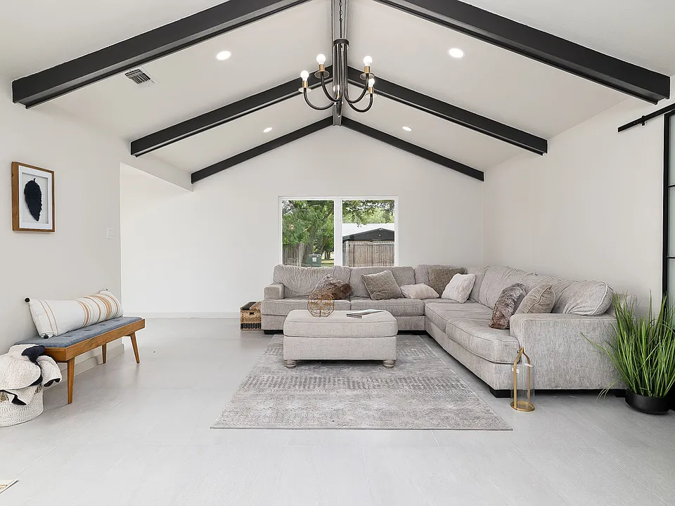 2202 Robyn Ln