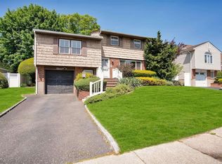 15 Garnet Ln, Plainview, NY 11803