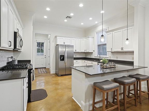 4th image of 211 Fairfax Pl