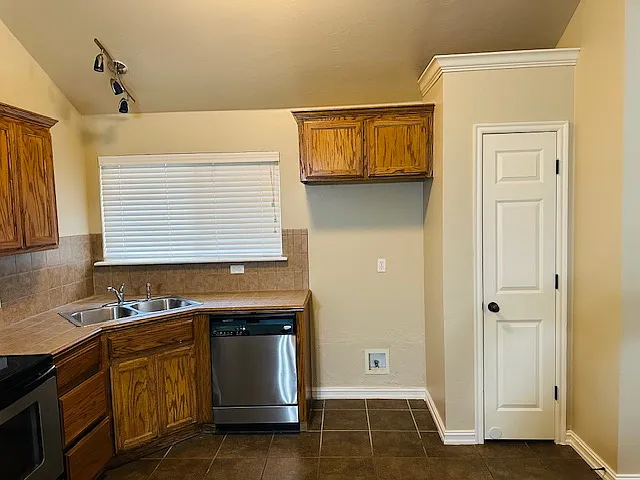 1009 Harvest Dr — Photo 8