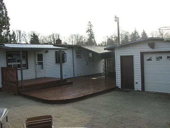 Great rear deck for BBQ's!