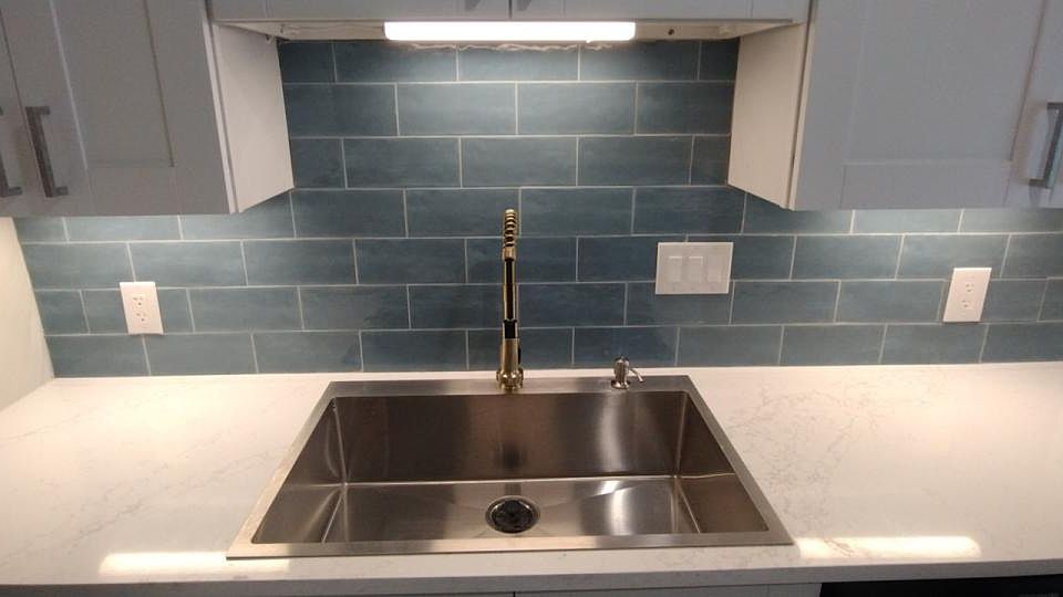 Large Chef Sink
Undercabinet lighting
Beautiful blue accent tile backsplash