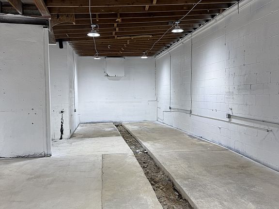5th image of 2325-33 S 72nd St