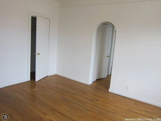 Rented by Realty 2000 Corp | media 6