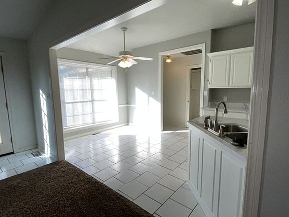 4th image of 1713 Redbud Ln