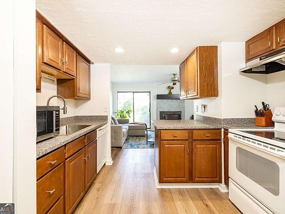 5th image of 2702 Meadow Mere E