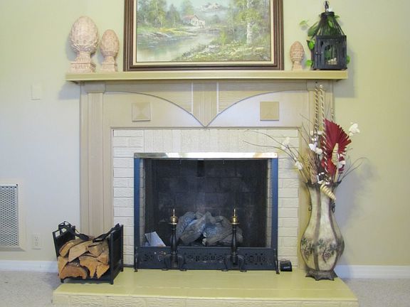 Fireplace w/gas logs